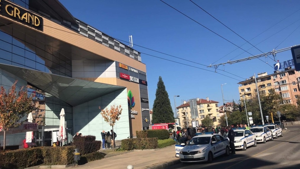 Протестиращи срещу зеления сертификат се опитаха да нахлуят в столичен мол