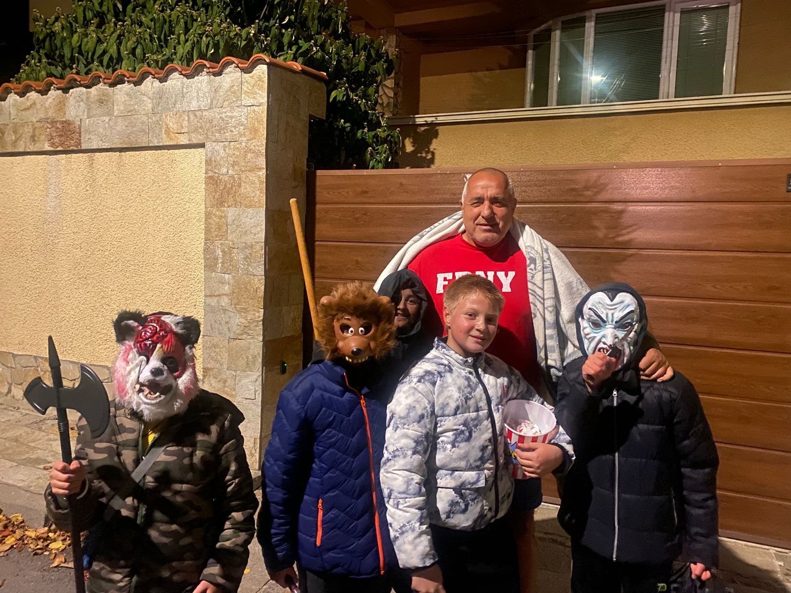 Борисов с маскирани деца за Хелоуин: С лакомства и без пакости (СНИМКИ)