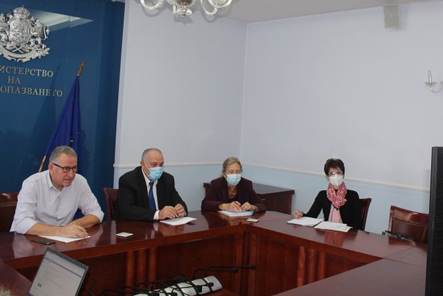 Предлагат спиране на плановия прием и операции в страната