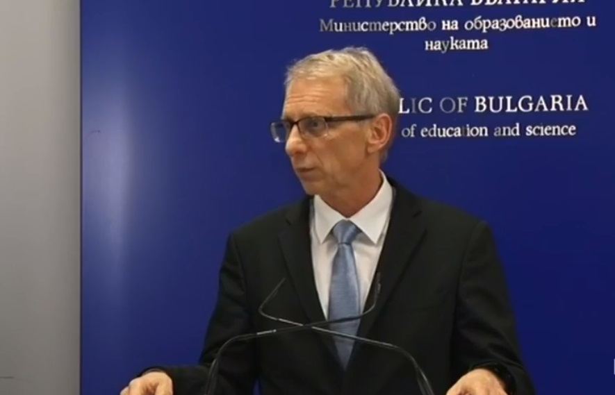 Пускат децата на училище най-рано след седмица (ВИДЕО)