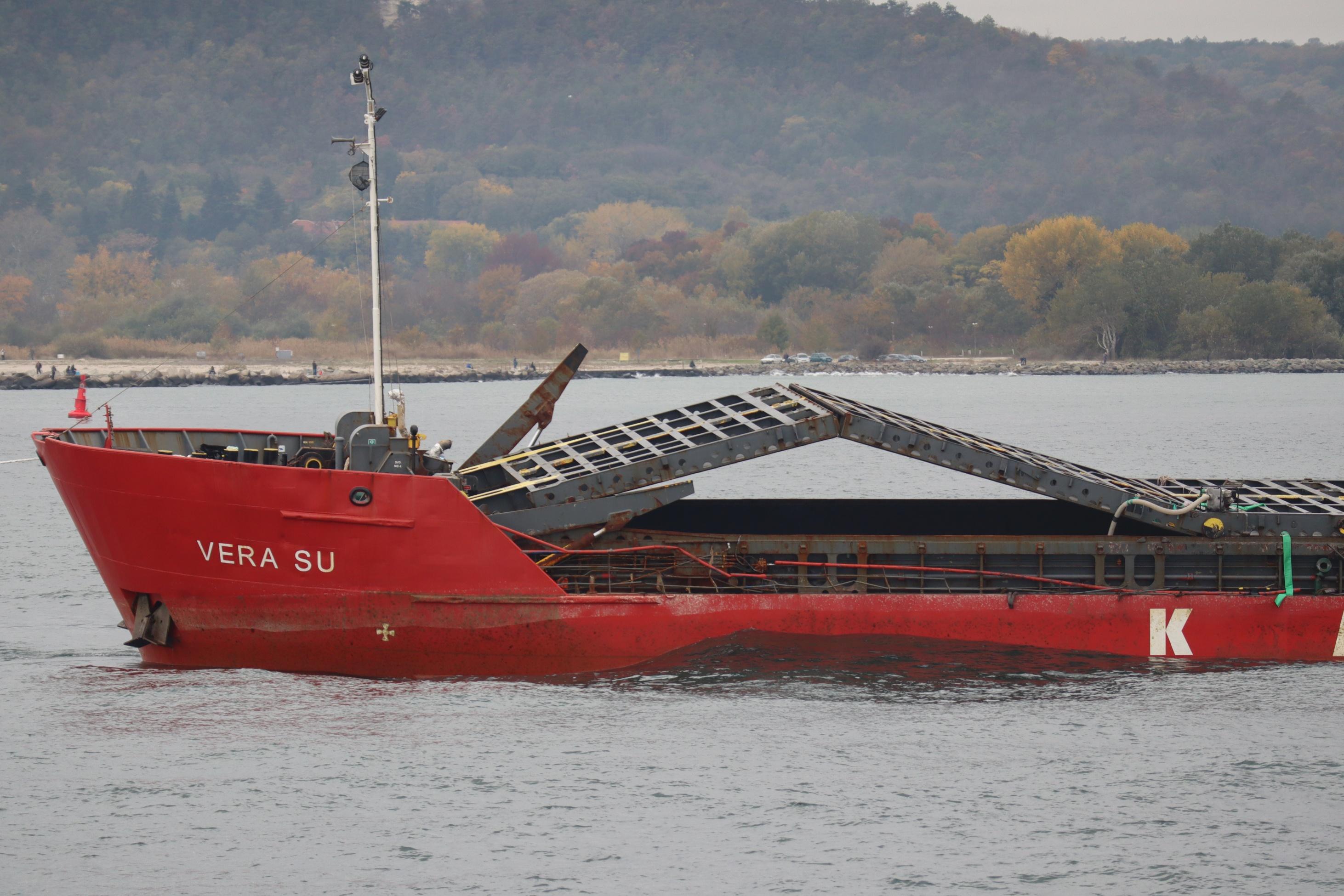 Преместиха "Вера Су" в кораборемонтния завод "Терем"