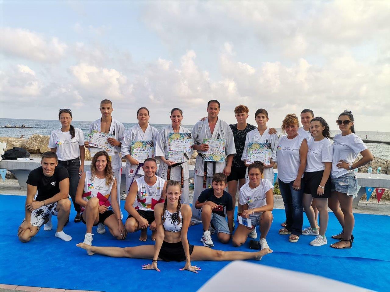 Звезди и хора от различни социални групи участваха в редица благотворителни инициативи