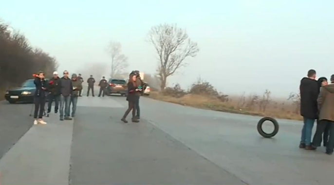 Протестиращи блокираха пътя Нови хан-София, искат сами да го ремонтират