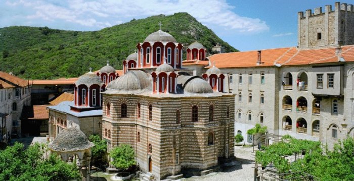 Православен духовник за антиваксърите: Около нас мирише на смърт, а те не го усещат