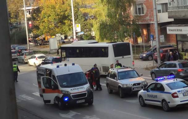 Блъсната на пешеходна пътека е с комоцио