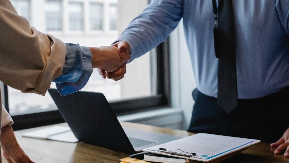 Трудово-правна консултация на "Труд": Да приема ли работа на срочен трудов договор?