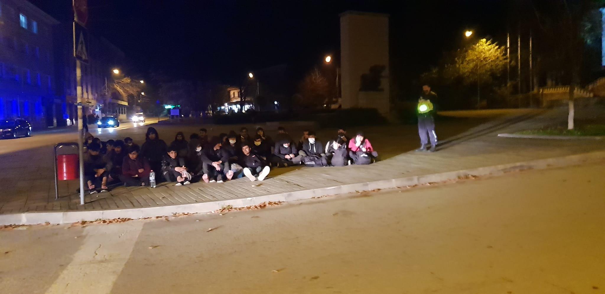 Хванаха трима за фалшиви документи за мигранти (обзор)