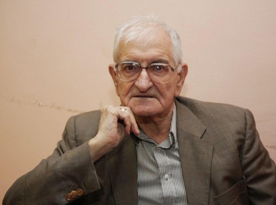 Почина видният литературен критик, театрал, писател, учен, публицист, общественик и преводач проф. Чавдар Добрев