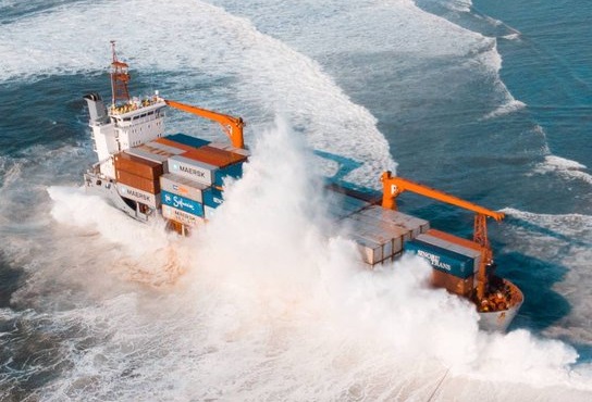 Контейнеровоз заседна край бреговете на Източна Русия