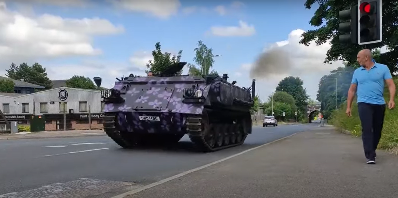 Танк извършва таксиметрови услуги в британски град (ВИДЕО)