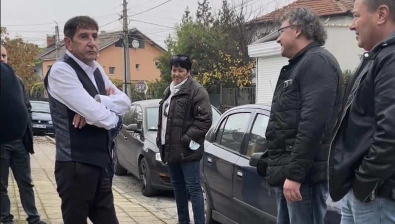 Жители на Ново село и координаторът на ГЕРБ в Пловдив бранят с жива верига магазинер от полицейски обиск