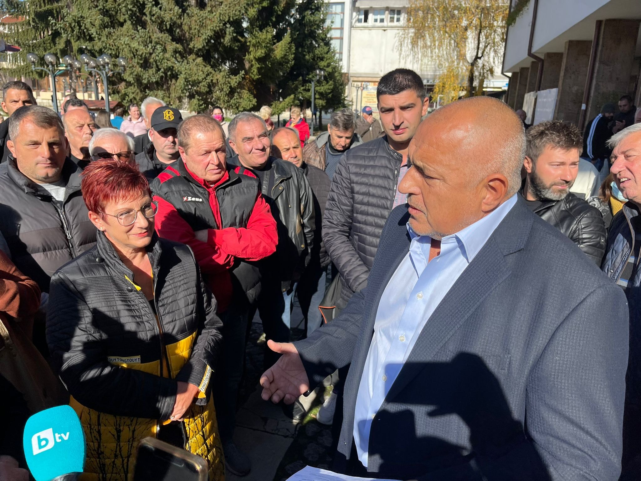 Бойко Борисов в Тетевен: Тайно докараха 28 кашона с 16 000 флашки за вота (обзор)