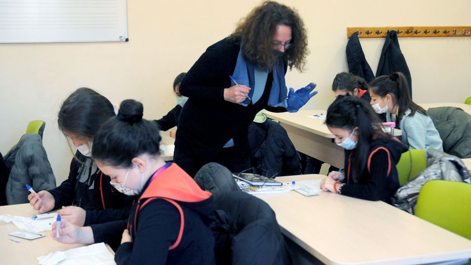 Връщат големите ученици при доставката на 1,4 млн. теста (обзор)