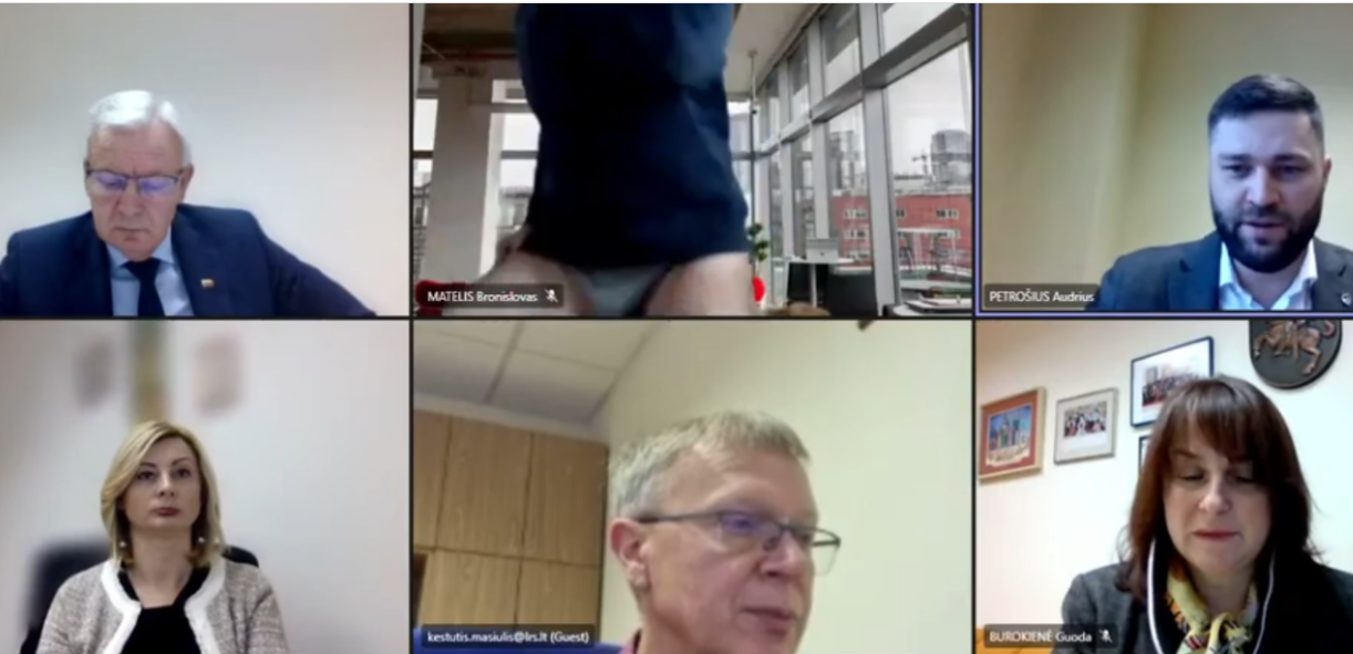 Гаф: Депутат по гащи по време на онлайн парламентарно заседание (ВИДЕО)