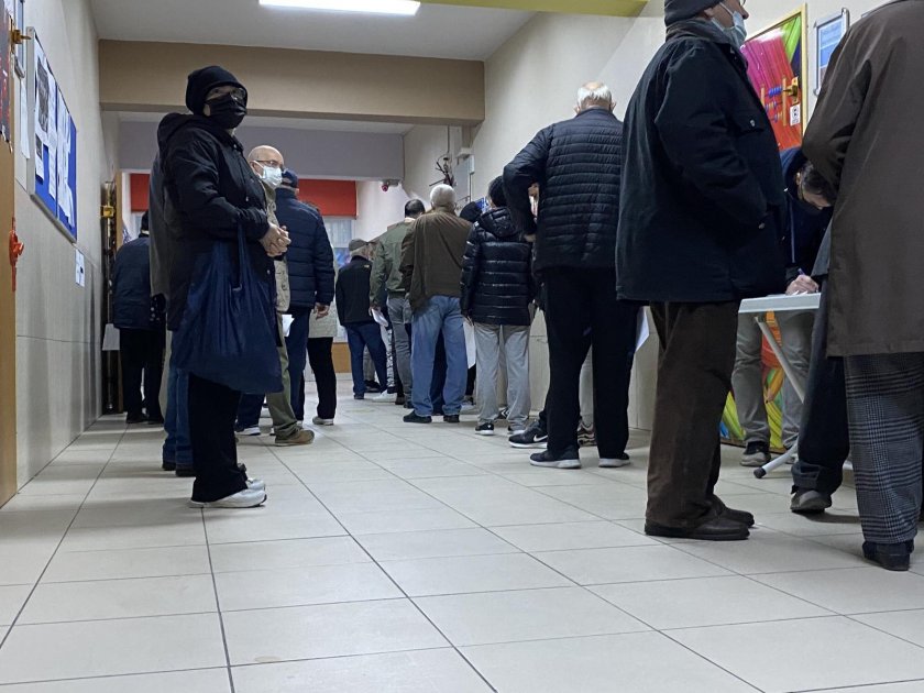 Опашки се извиха пред избирателните секции в Турция