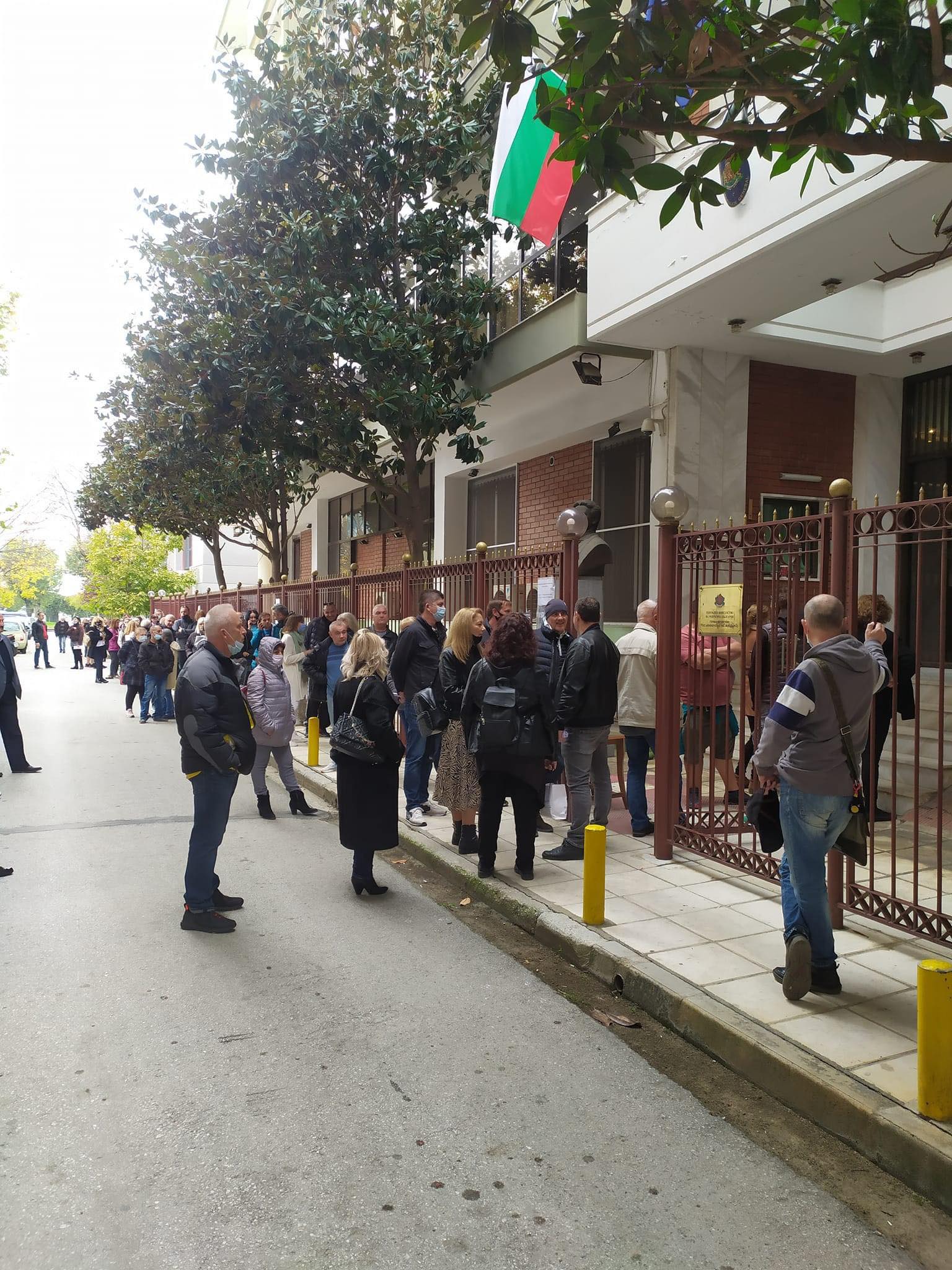 Избиратели в Солун атакуват секция