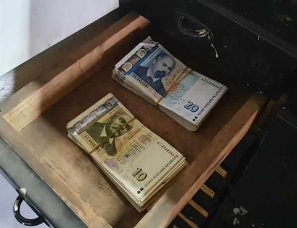 Задържаха мъж за търговия с гласове, носел бюлетина и 2000 лева