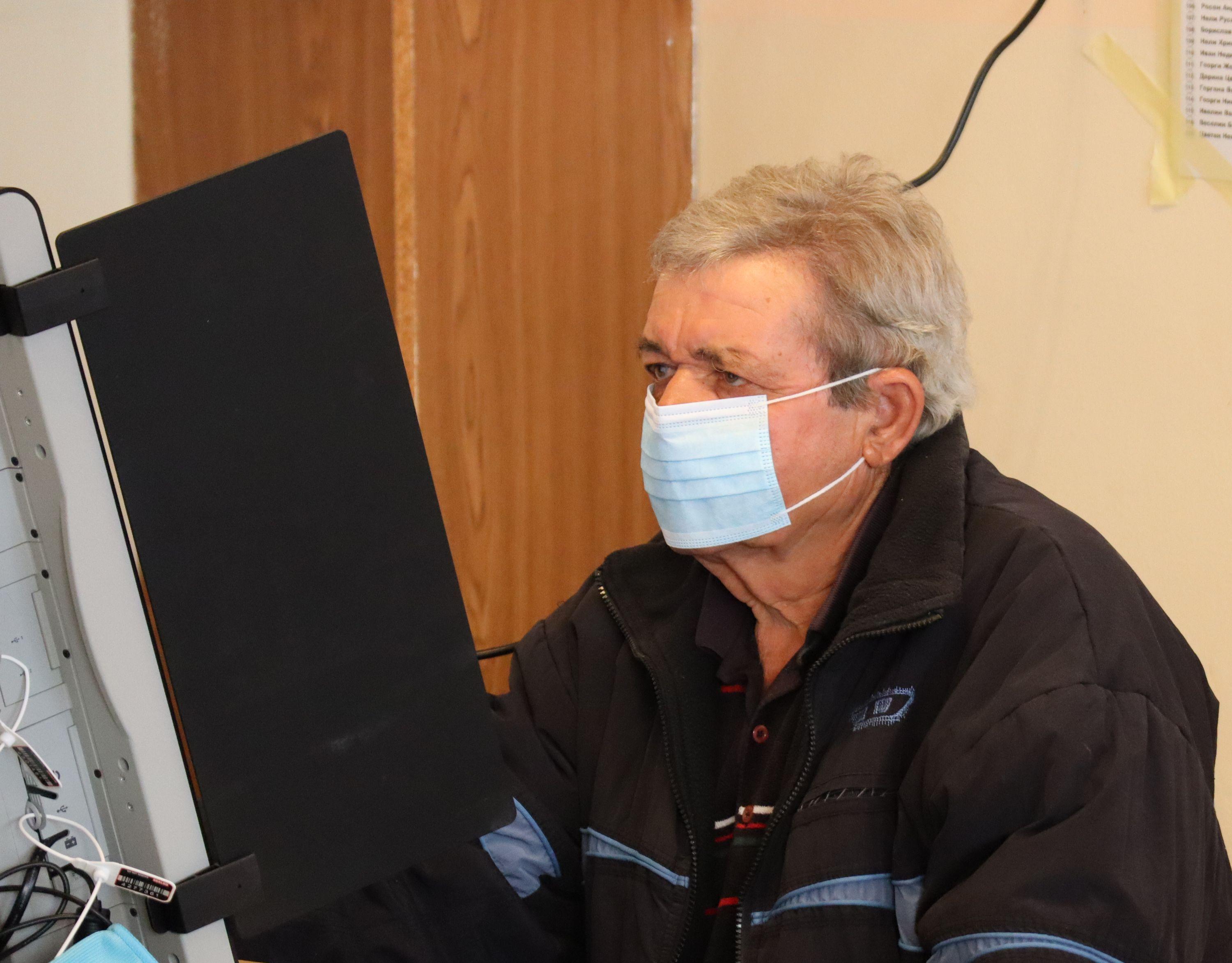 Вижте как върви гласуването за президент и парламент към 14:00 часа