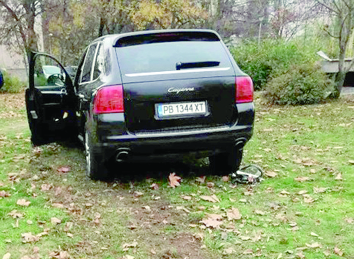 Шофьор с „Порше“ рани трима пешеходци и избяга