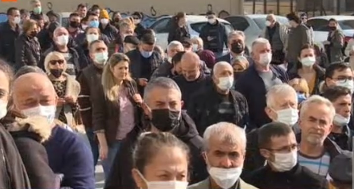 Опашки пред секциите в Истанбул, удължават изборния ден