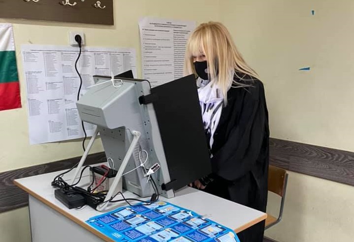 Лили Иванова със снимки от изборната секция