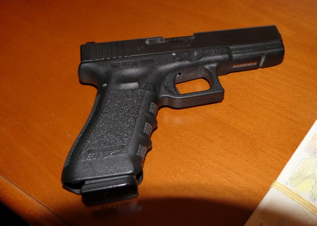 Мъж се простреля в корема, без да иска