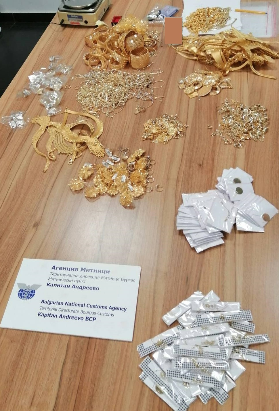 Спипаха златни накити за над 400 000 лева в тайник на автобус