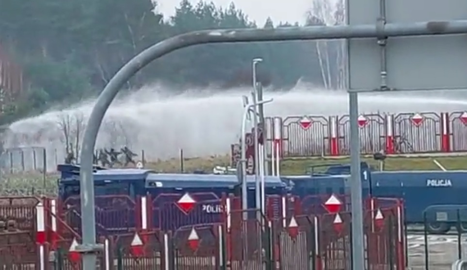 Полски граничари използваха водни оръдия срещу мигранти, които ги замеряха с камъни