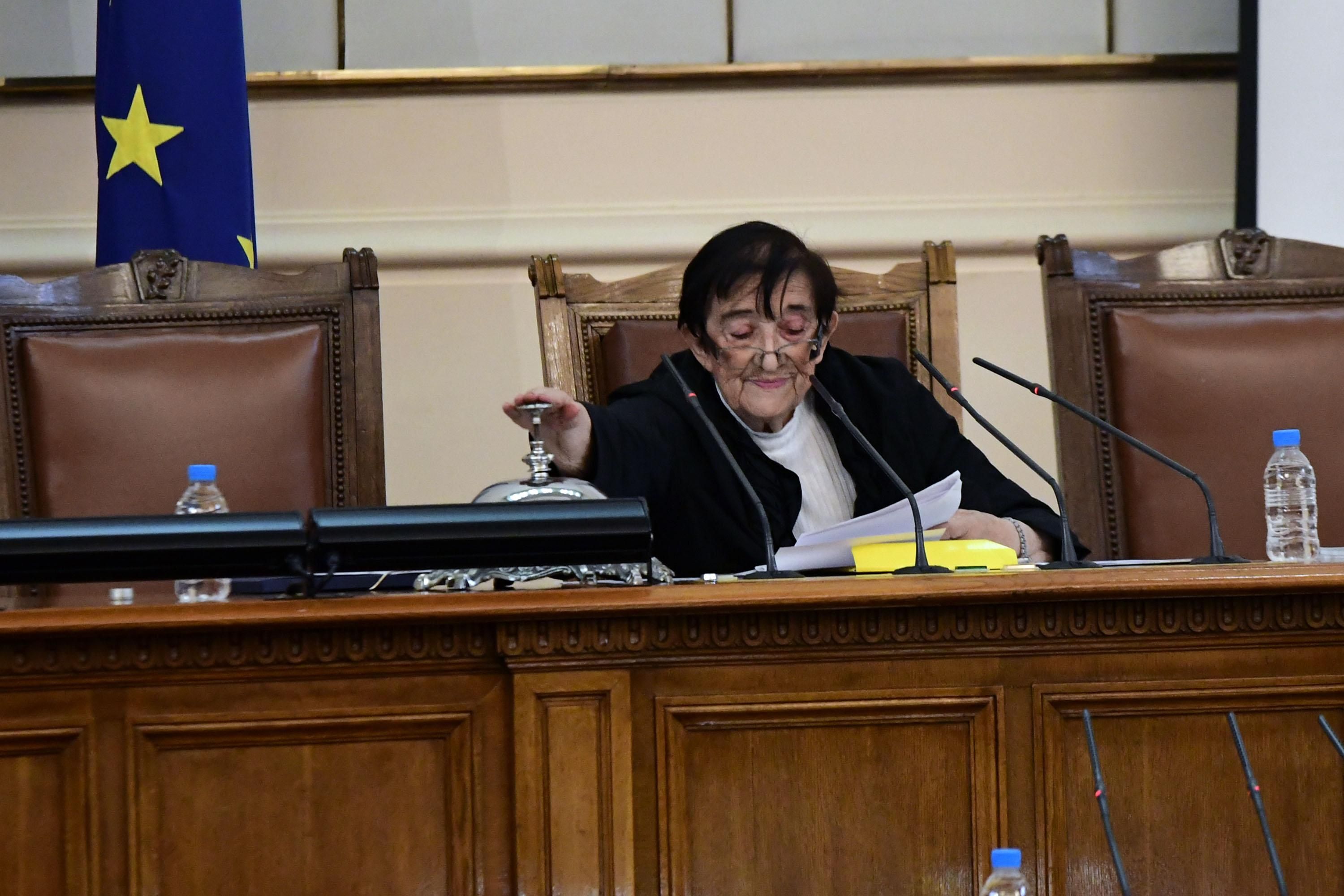 Мика Зайкова няма да открие 47-ото НС