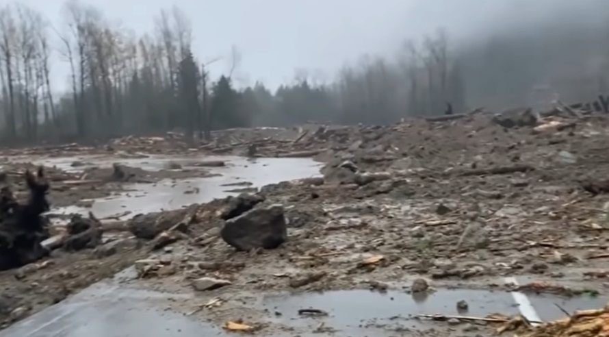 Един загинал и двама в неизвестност при свлачища в Британска Колумбия