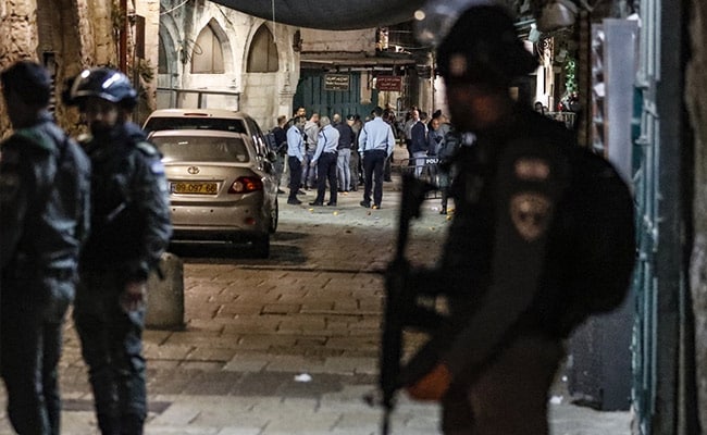 Нападател намушка с нож и рани двама полицаи в Йерусалим