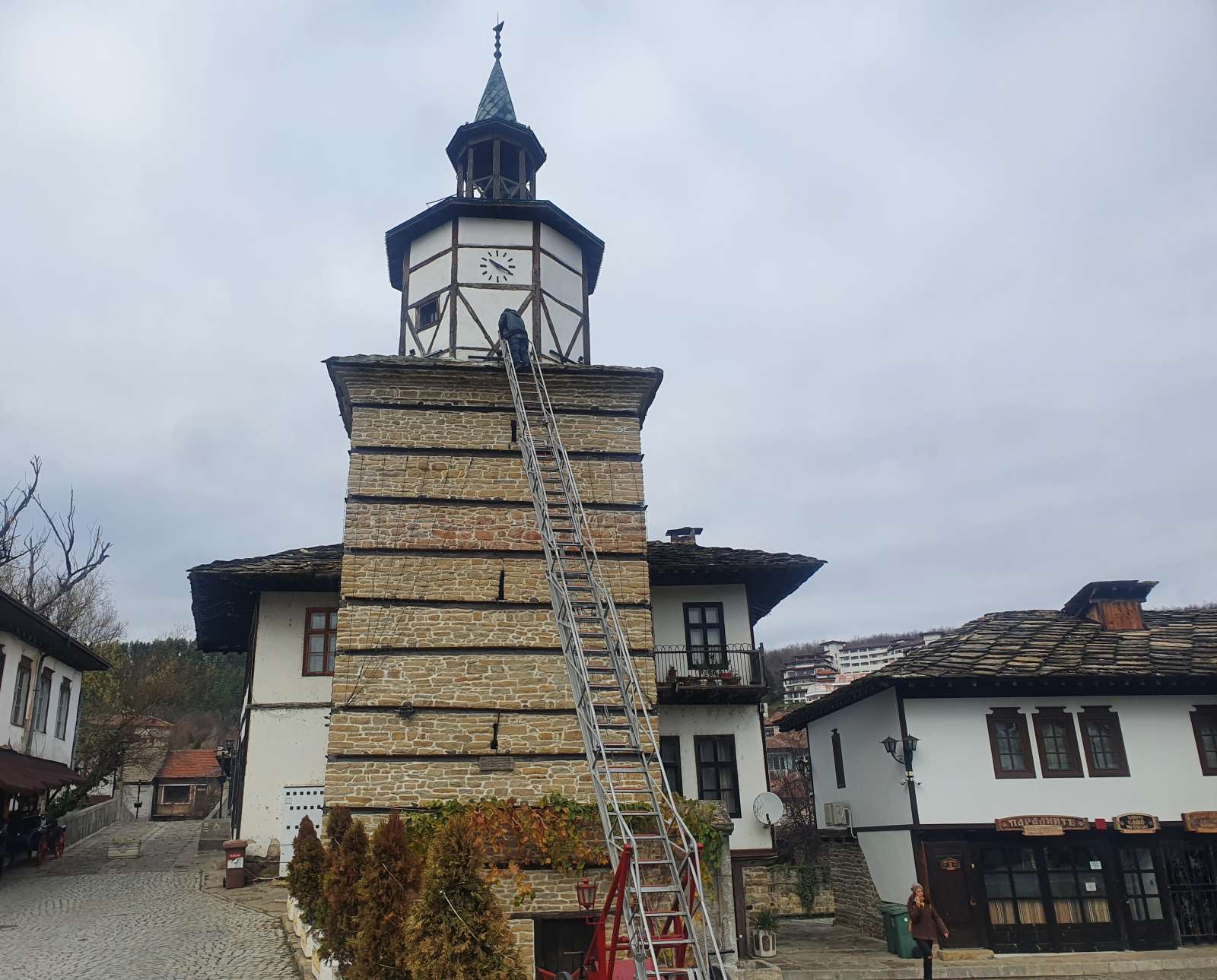 Емблематичната за Трявна Часовникова кула грейна с ново осветление
