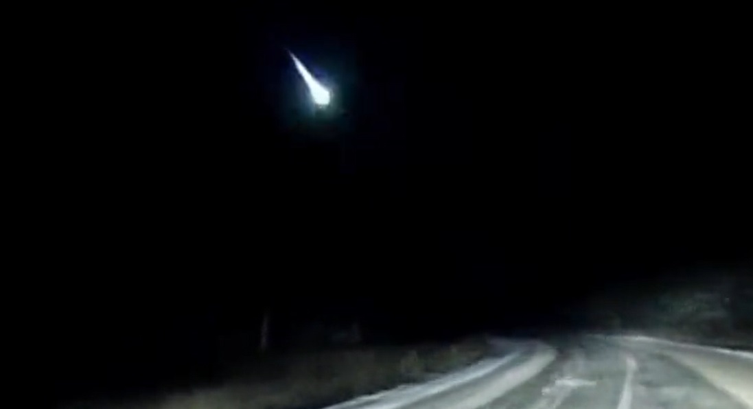 Голям метеор стресна жителите на три региона в Русия (ВИДЕО)