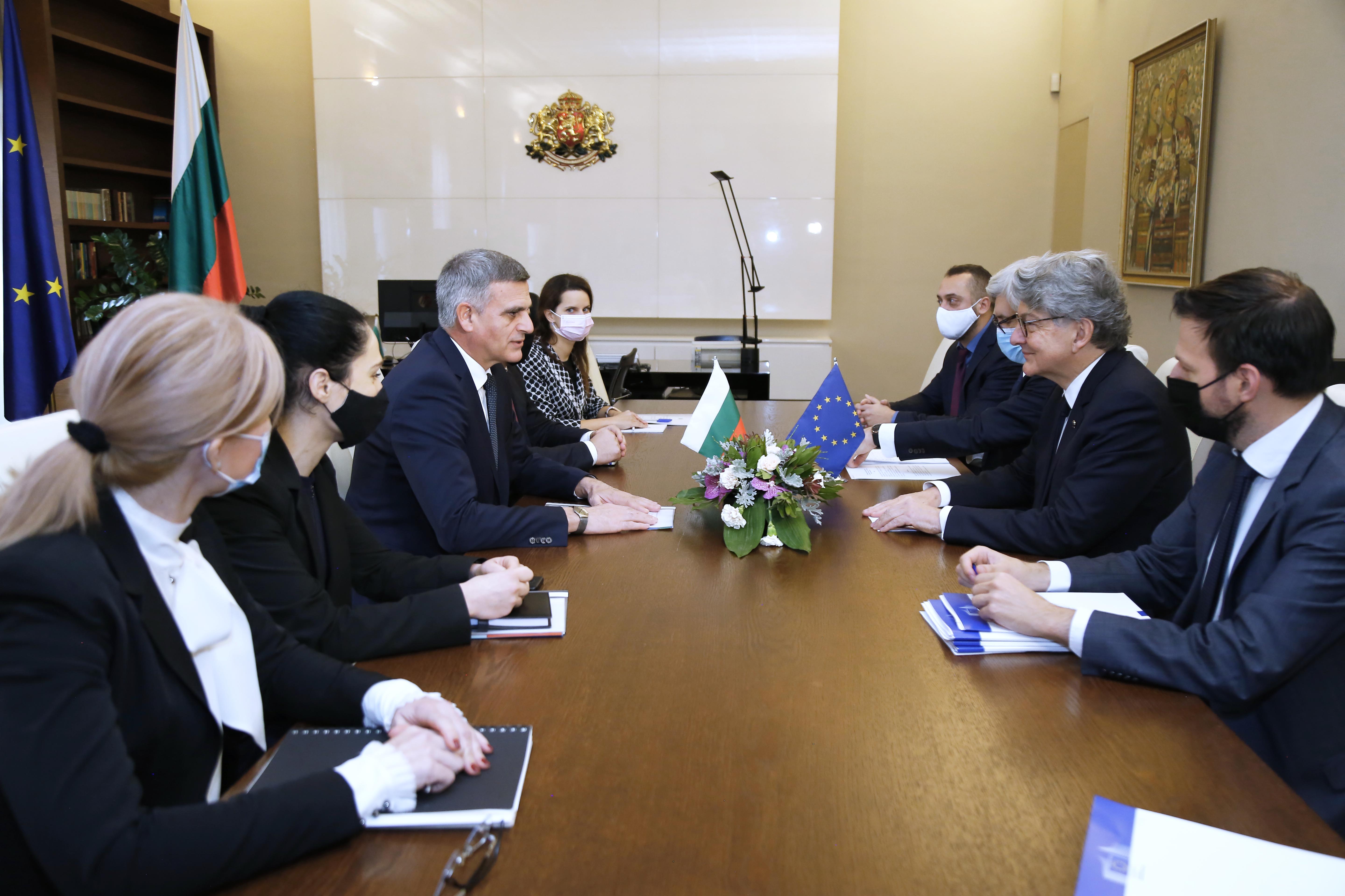 Тиери Бретон пред Янев: Лидерите се налага да взимат тежки и непопулярни решения в борбата с коронавируса