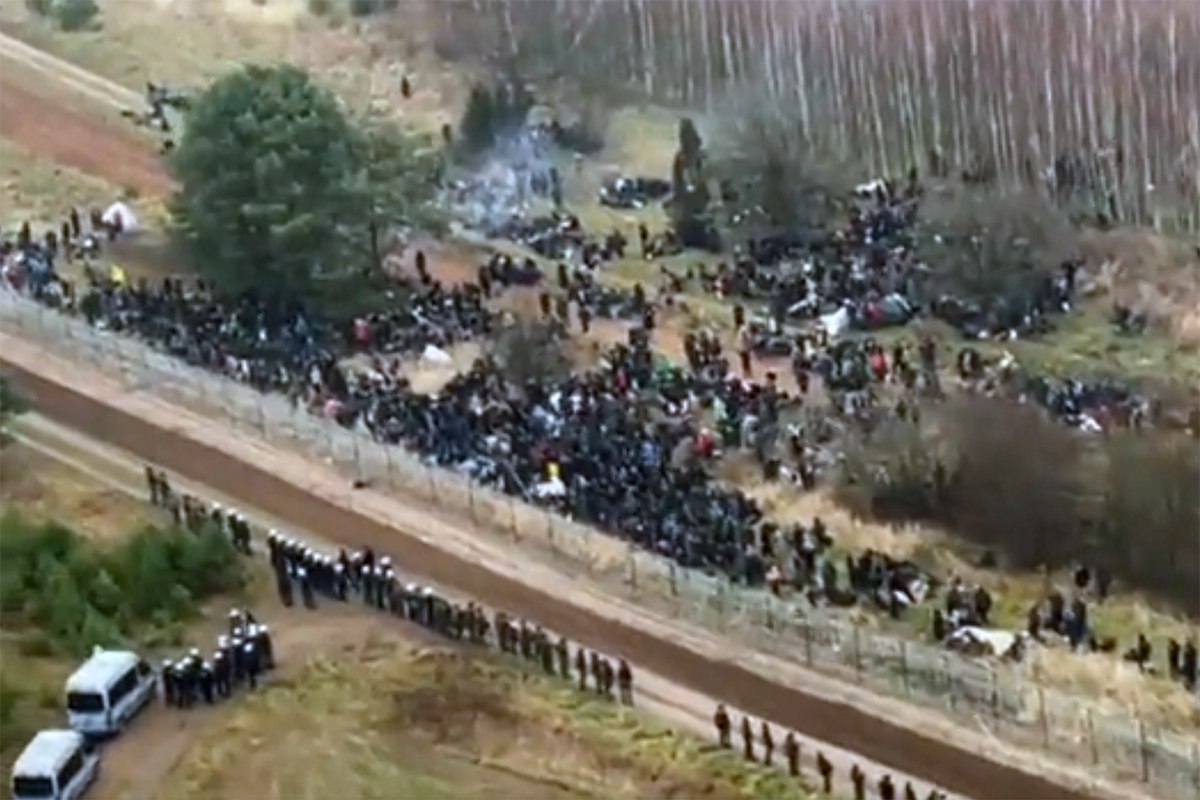 Полша: Беларус превозва мигранти обратно към границата въпреки разчистването на лагерите