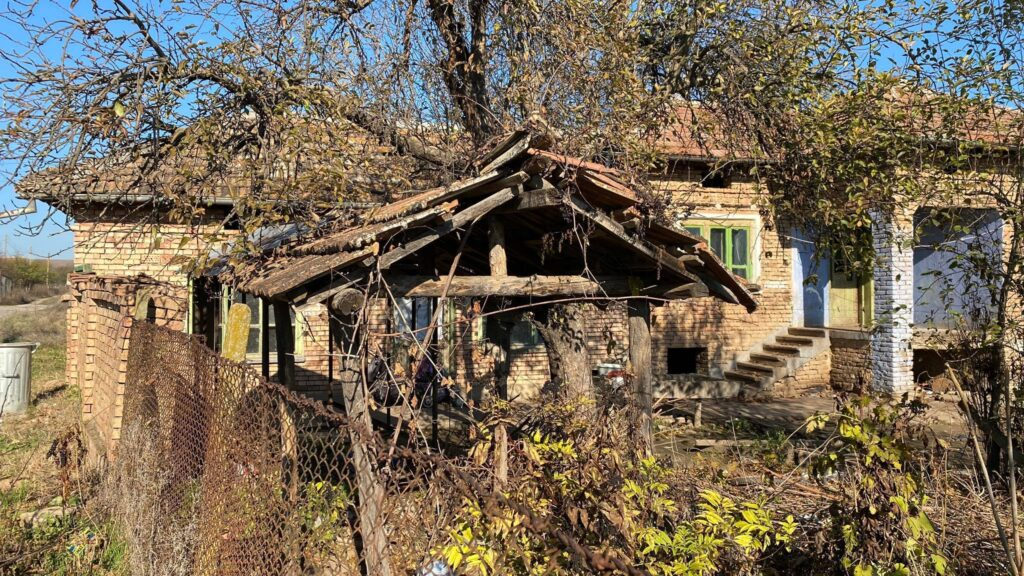 Бебе се задуши между родителите си в леглото