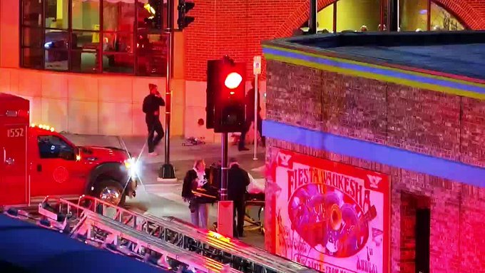 Автомобил се вряза в коледен парад в Уисконсин, ранени са над 20 души (СНИМКИ и ВИДЕО)