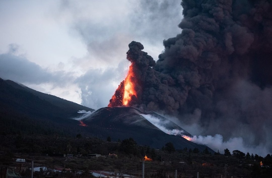 Лава от вулкана на Ла Палма достигна до морето (ВИДЕО)