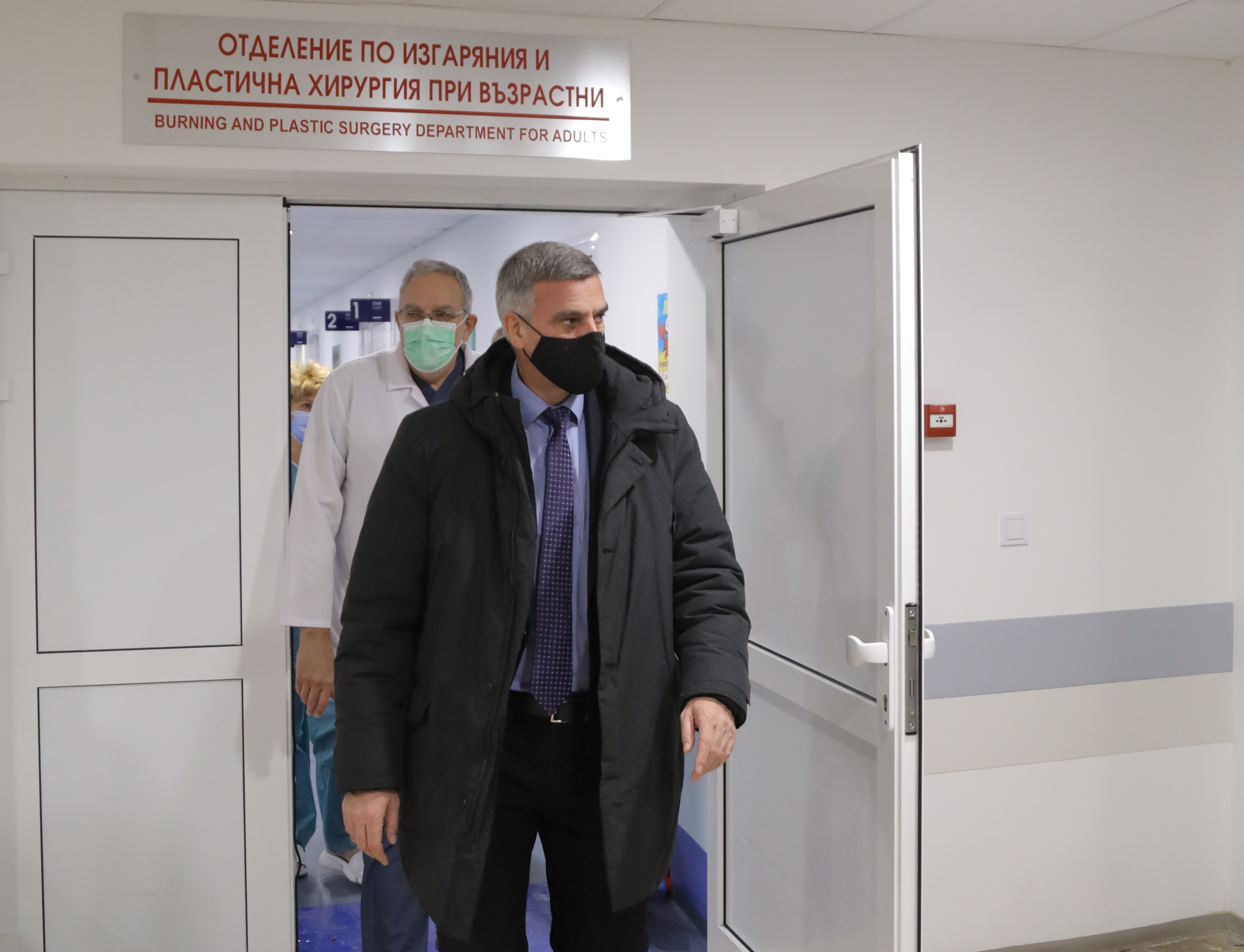 Служебният премиер Стефан Янев посети в болница "Пирогов" пострадали при катастрофата на АМ "Струма"