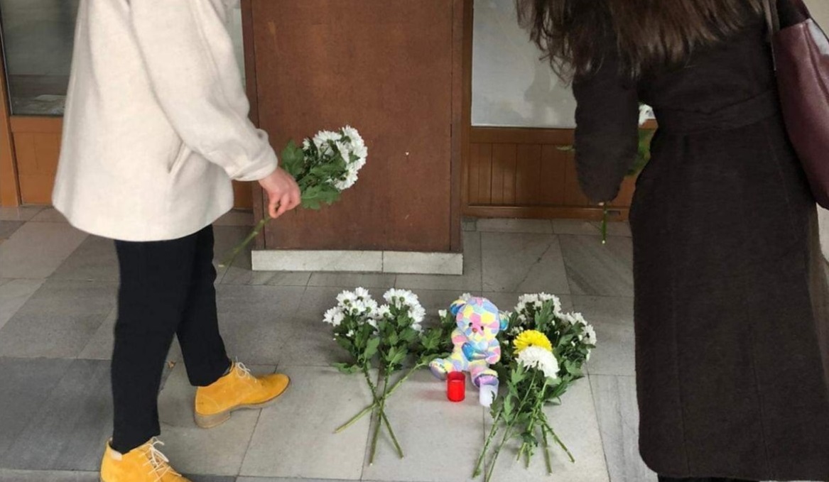 Цветя пред посолството на Северна Македония в София