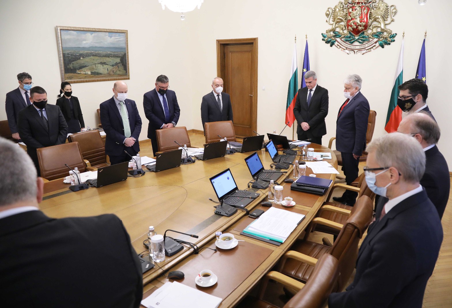 Служебното правителство почете паметта на жертвите с едноминутно мълчание