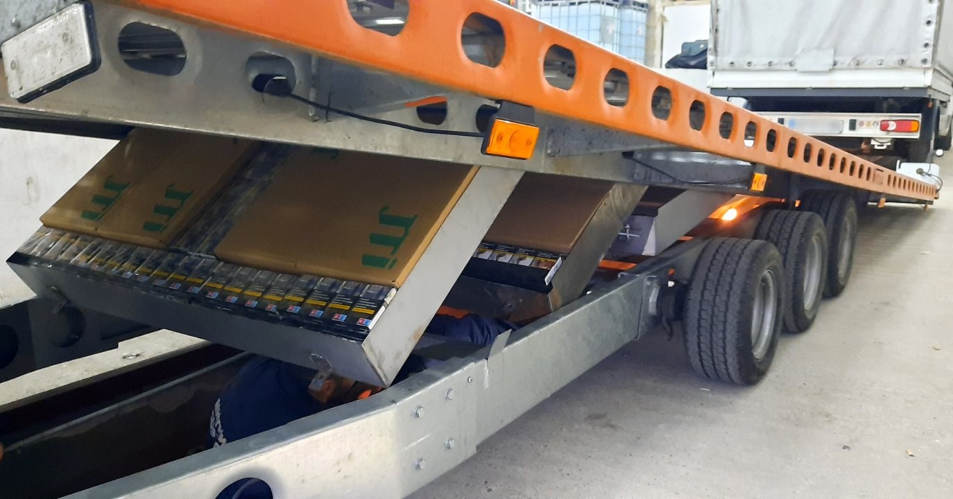 Куче откри 4 хиляди кутии с цигари в автоплатформа  на Дунав мост 2