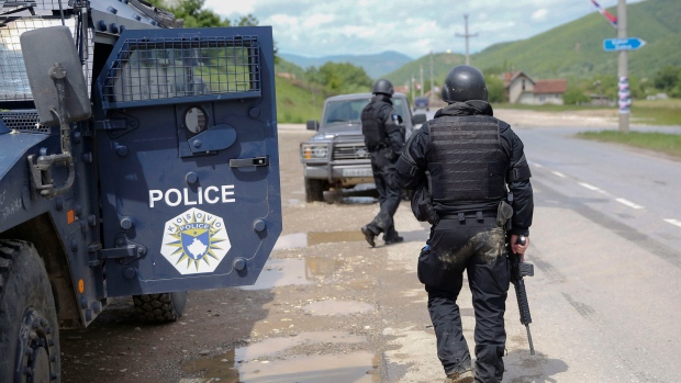 Двама ученици загинаха при стрелба срещу автобус в Косово (ВИДЕО)