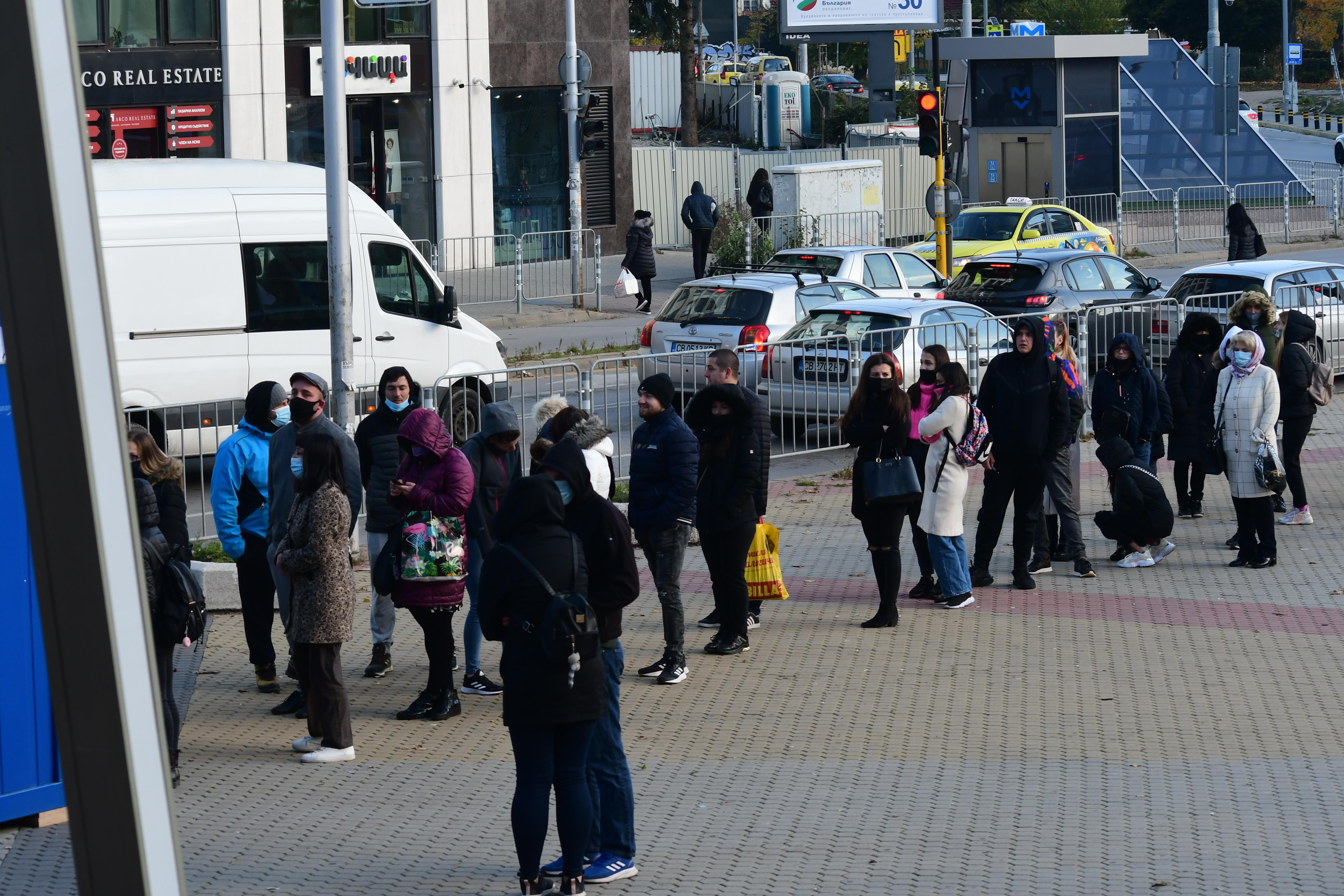 Опашки за ваксини в София