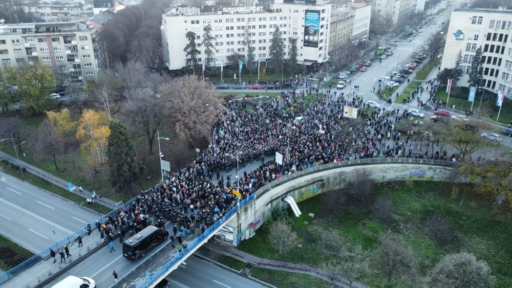 Протестиращи блокираха пътища и мостове в Сърбия (ВИДЕО)