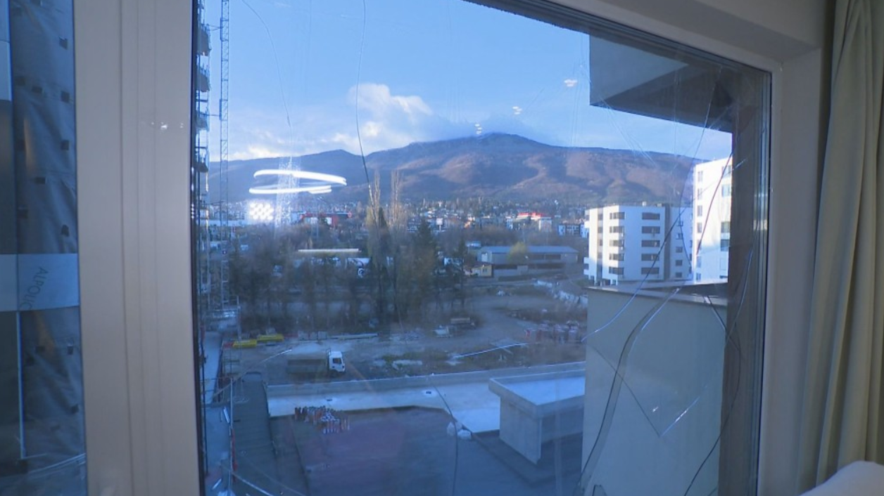 Греда от строеж разби прозорец на семейство в столичния квартал "Кръстова вада"