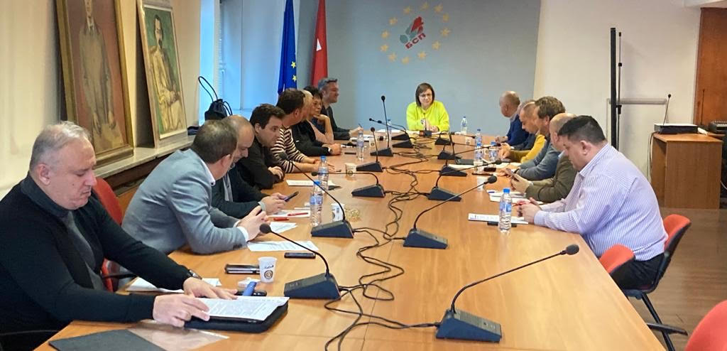 Нинова иска писмено коалиционно споразумение преди разговор за министри