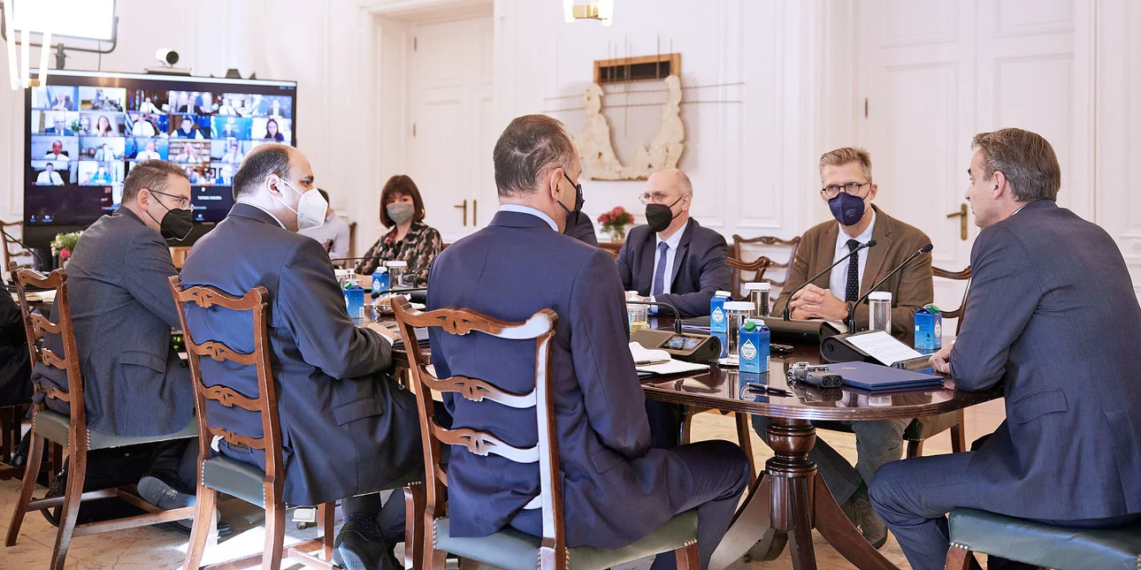 Задължителна ваксинация за хора над 60 години в Гърция, 100 евро на месец глоба при отказ