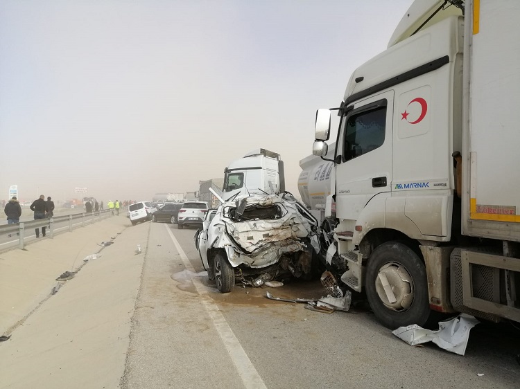 Верижно меле с над 30 коли заради пясъчна буря в Турция (ВИДЕО)