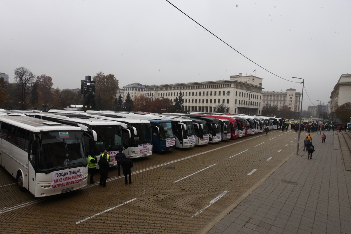 Правителството одобри 40 милиона помощ за автобусните превозвачи